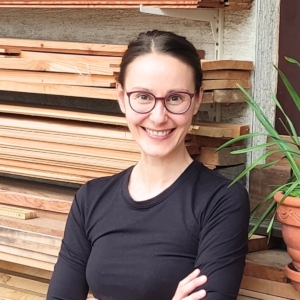 Profilbild Melanie Wabro vor Holzregal in der Schreinerei Wabro in Weinheim