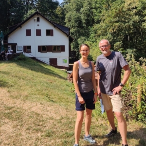 Melanie Wabro mit dem Vorsitzenden der Schriesheimer Hütte, vor dem Naturfreundehaus - Kooperation für ein Soziales Teambuilding Projekt