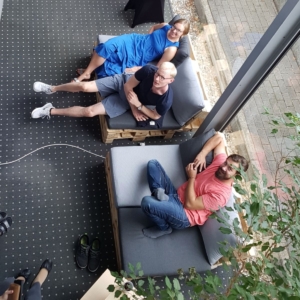 Team nach einem Teambuilding-Schreiner-Workshop auf ihren selbst gebauten Palettensofas