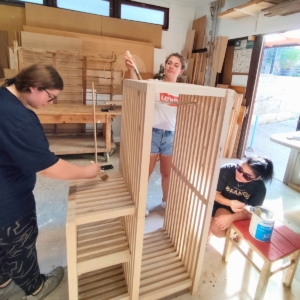 Im Teambuilding-Schreiner-Workshop hat sich das Team von cbs Corporate Business Solutions aus Heidelberg eine Garderobe fürs Büro gebaut.