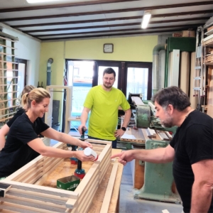 Ein Team baut zusammen ein Holzregal fürs Büro in einem Teambuilding-Schreiner-Workshop für Unternehmen im Rhein-Neckar Kreis