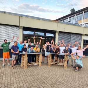 Teambuilding-Workshop Team mit selbstgebauten Meetingtischen. Das Ergebnis.