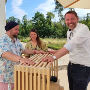 Teambuilding-Schreiner-Workshop. Kollegen haben viel Spaß beim Schreinern und lachen miteinander.
