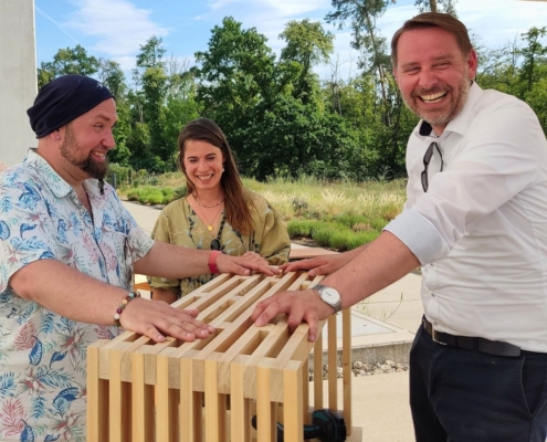 Teambuilding-Schreiner-Workshop. Kollegen haben viel Spaß beim Schreinern und lachen miteinander.